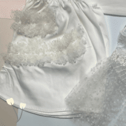 Κοντινή λήψη λευκών βαπτιστικών