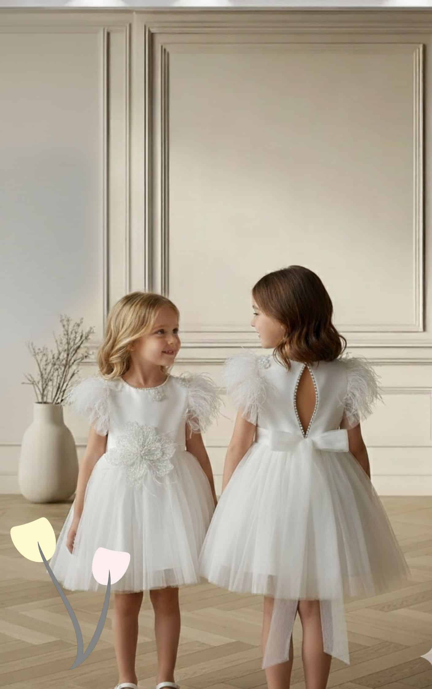 βαπτιστικό φόρεμα με φτερωτά μανικάκια, μπροστινή δαντελένια διακόσμηση και τούλινη φούστα, σε μπροστινή και πίσω όψη