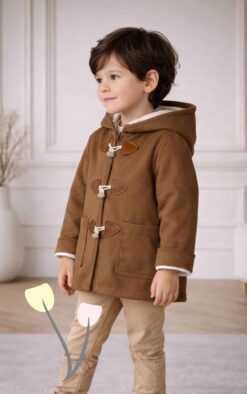 Το Little Explorer είναι ένα πανωφόρι βάπτισης που ξεχωρίζει για τη ζεστή καφέ απόχρωσή του και το minimal design.