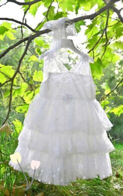 Βαπτιστικό ρούχο κορίτσι Θεσσαλονίκη Baby Lovezu Λευκό παιδικό φόρεμα με τούλινες τιράντες, δαντελένιες λεπτομέρειες στο μπούστο και πολυεπίπεδη τούλινη φούστα με διακριτική λάμψη. Ιδανικό για βάπτιση και επίσημες εμφανίσεις.