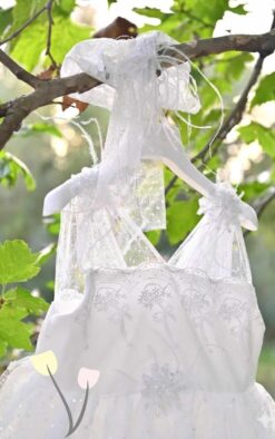 Βαπτιστικό ρούχο κορίτσι Θεσσαλονίκη Baby Lovezu Λευκό παιδικό φόρεμα με τούλινες τιράντες, δαντελένιες λεπτομέρειες στο μπούστο και πολυεπίπεδη τούλινη φούστα με διακριτική λάμψη. Ιδανικό για βάπτιση και επίσημες εμφανίσεις.