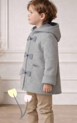 Γκρι πανωφόρι με κουκούλα, ίσια γραμμή και κομψά κουμπώματα, σχεδιασμένο για άνετη εφαρμογή και elegant εμφάνιση.