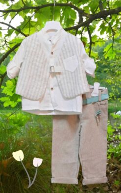 Βαπτιστικό ρούχο αγόρι Θεσσαλονίκη Βαπτιστικό Σύνολο Αγόρι Πύριμος – Calm Horizon 10080/10 Λινό κοστούμι εκρού–μπεζ Πύριμος με διπλής όψης γιλέκο, σχεδιασμένο για άνεση, κομψότητα και ευελιξία στο styling.