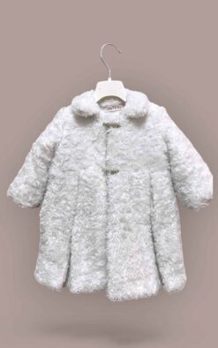 Ζεστό, άνετο και εντυπωσιακό χωρίς υπερβολή, το Ivory Blossom συνδυάζεται αρμονικά με βαπτιστικά φορέματα σε εκρού/ιβουάρ τόνους και “δένει” υπέροχα με σατέν λεπτομέρειες και αξεσουάρ.