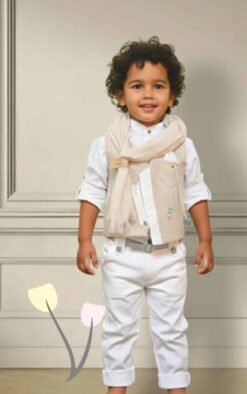 Βαπτιστικό σύνολο αγοριού σε αποχρώσεις ivory και μπεζ με γιλέκο ιδιαίτερης γραμμής, φουλάρι και λευκό παντελόνι.