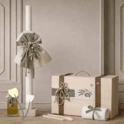 Σετ βάπτισης αγοριού με θέμα ελιά, σε natural και olive αποχρώσεις, με ξύλινο κουτί και λαμπάδα.