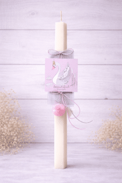 Beautiful Swan Λαμπάδα βάπτισης με ροζ κύκνο, τούλι, φιόγκο και ρομαντικές παστέλ λεπτομέρειες.