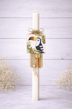 Jungle Toucan Λαμπάδα βάπτισης με θέμα το τουκάν, φυσική λινάτσα, κορδέλες σε τροπικά χρώματα και boho λεπτομέρειες.