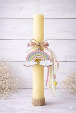 Rainbow Dreams Λαμπάδα βάπτισης με ξύλινο ουράνιο τόξο σε παστέλ αποχρώσεις, κορδέλες και φυσικά υλικά σε boho ύφος.